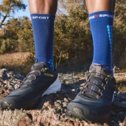 COMPRESSPORT - PRO RACING SOCKS V4.0 TRAIL - Sodalite / Fluo Blue