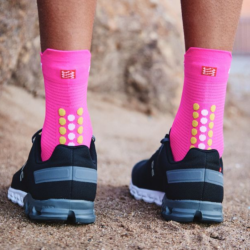 COMPRESSPORT - PRO RACING SOCKS V4.0 RUN HIGH - Pink