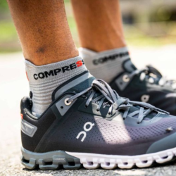 COMPRESSPORT - PRO RACING SOCKS V4.0 RUN LOW - Grey Melange / Black